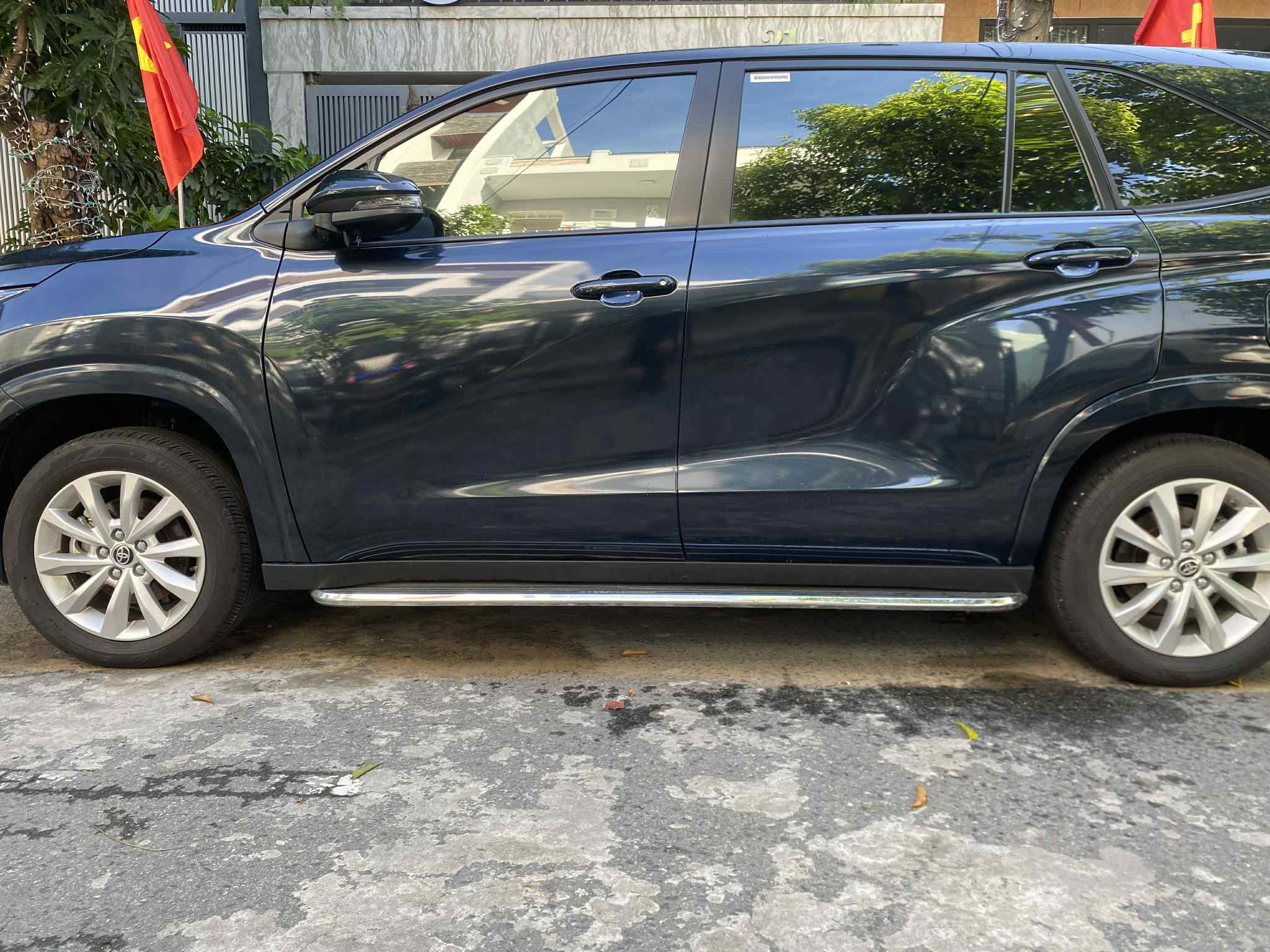 Bậc lên xuống Innova Cross cao cấp - Chống va quệt cánh cửa